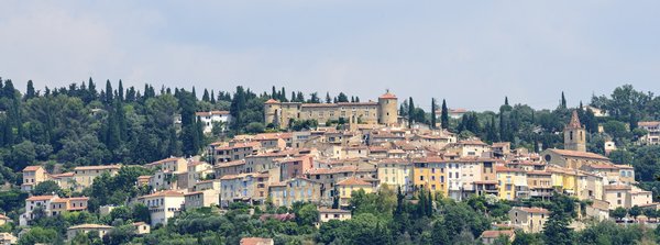 Quels sont les meilleurs endroits pour louer une villa en Provence avec des ateliers de cuisine et des randonnées guidées?