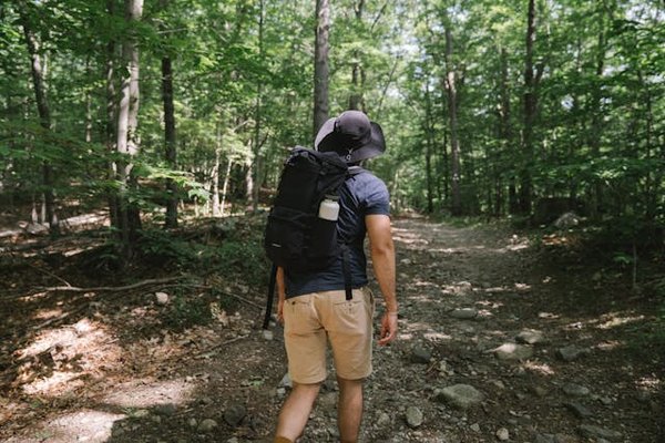 Comment organiser une randonnée sur les chemins de Saint-Jacques-de-Compostelle en Espagne : équipements et conseils ?